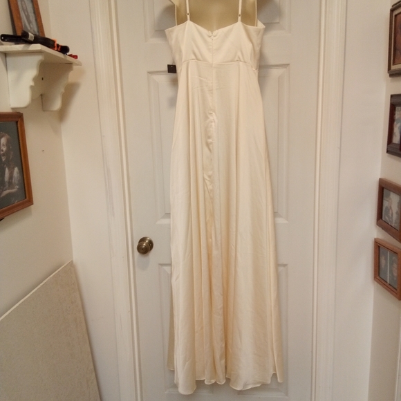 🆕 Lulu's👗Cream color🌹soft satin feel🦋mock wrap - Picture 7 of 8